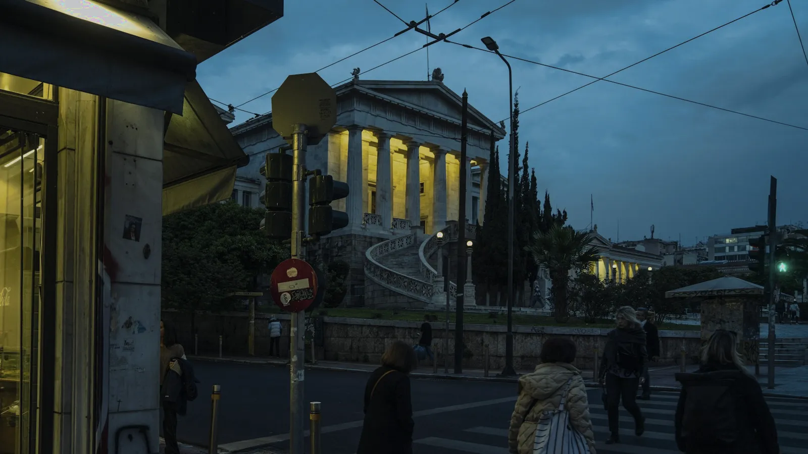 Φωτισμένη νεοκλασική πρόσοψη στην Αθήνα κατά το σούρουπο